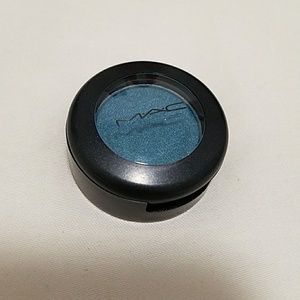 XSOLDX Mac teal eyeshadow